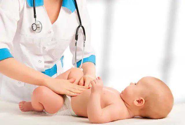 轻松应对宝宝喂养：一个月的男宝宝护理指南